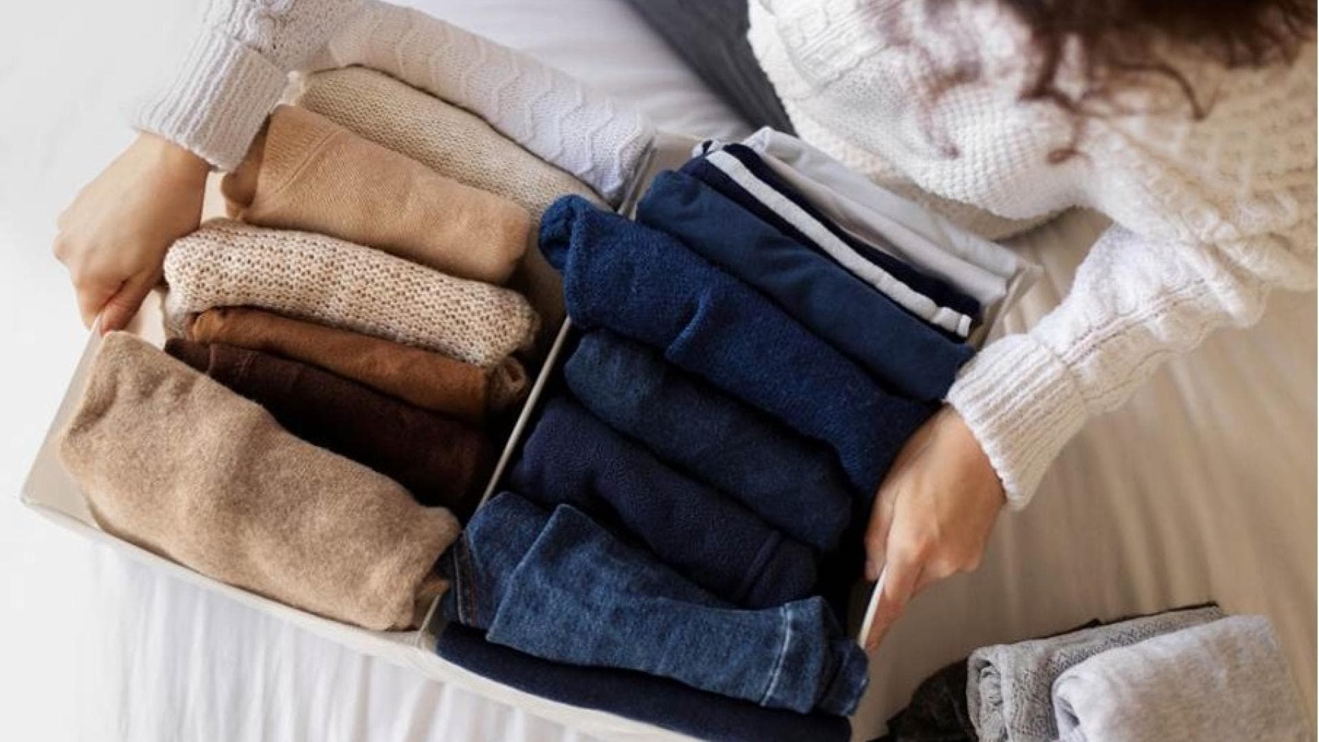 Frau ordnet Kleidung