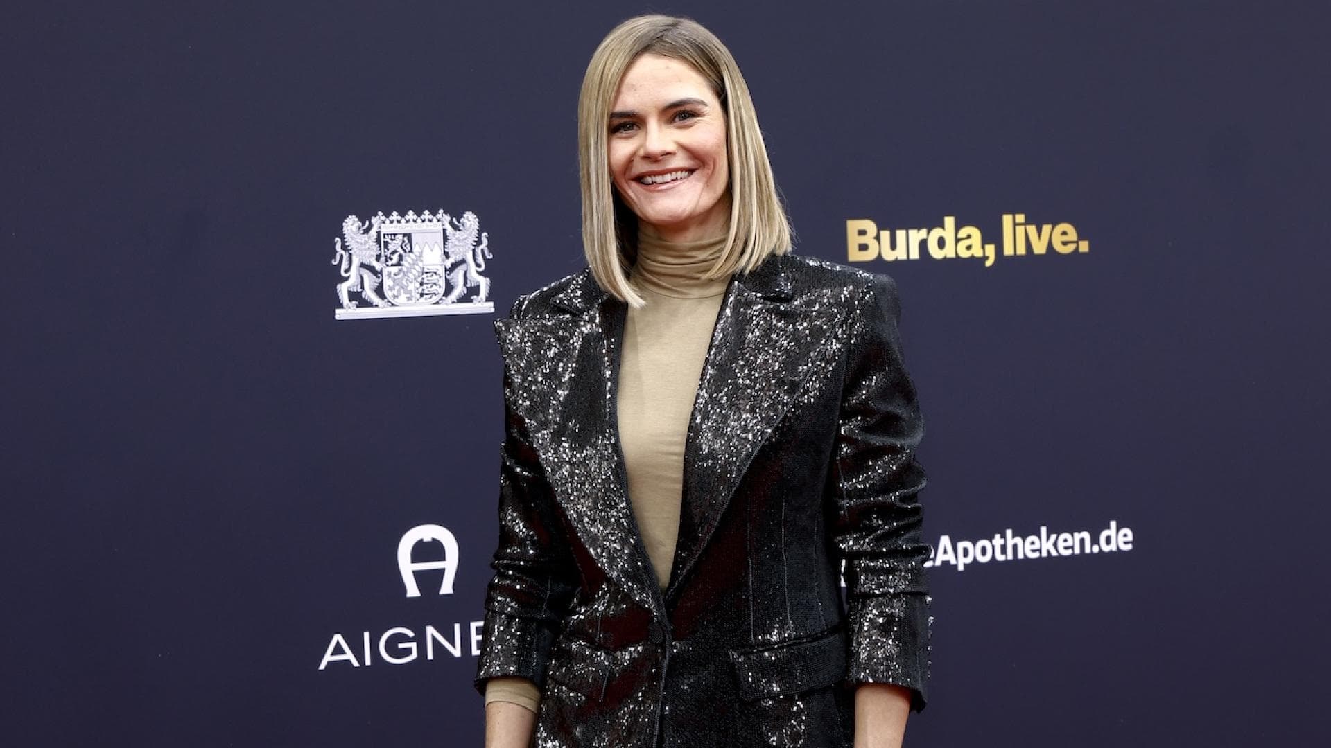 Hazel Brugger mit einem Hosenanzug aus Pailletten auf dem Roten Teppich.