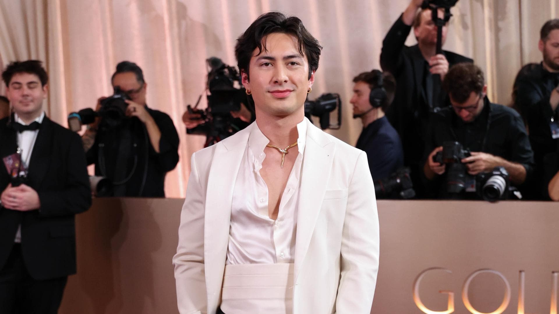 Hudson Williams auf dem Roten Teppich der Golden Globes.