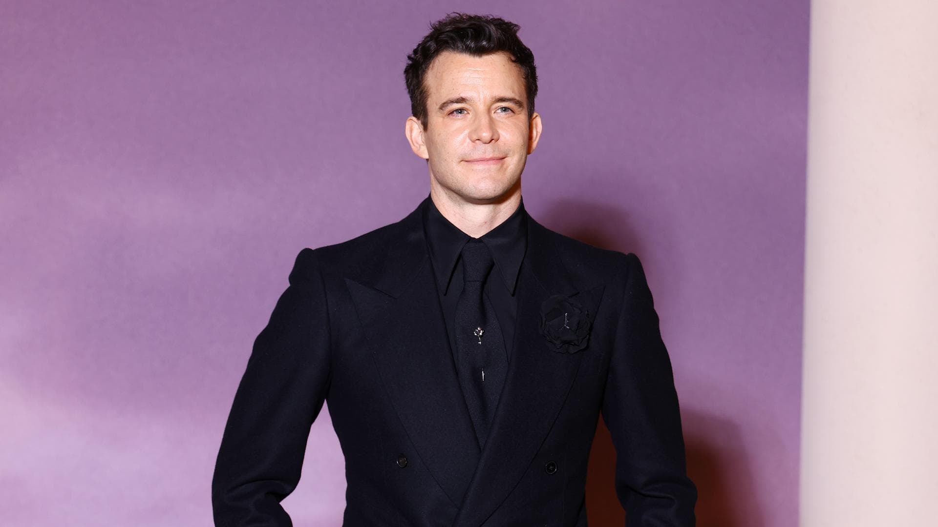 Luke Thompson in schwarzem Anzug bei der Bridgerton Premiere.