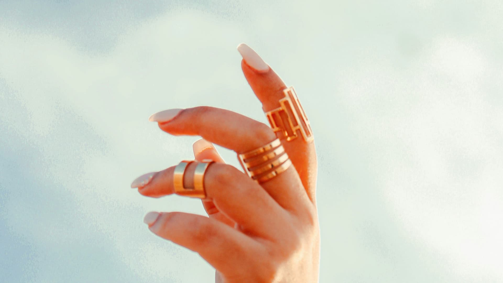 Hand streckt sich in den Himmel