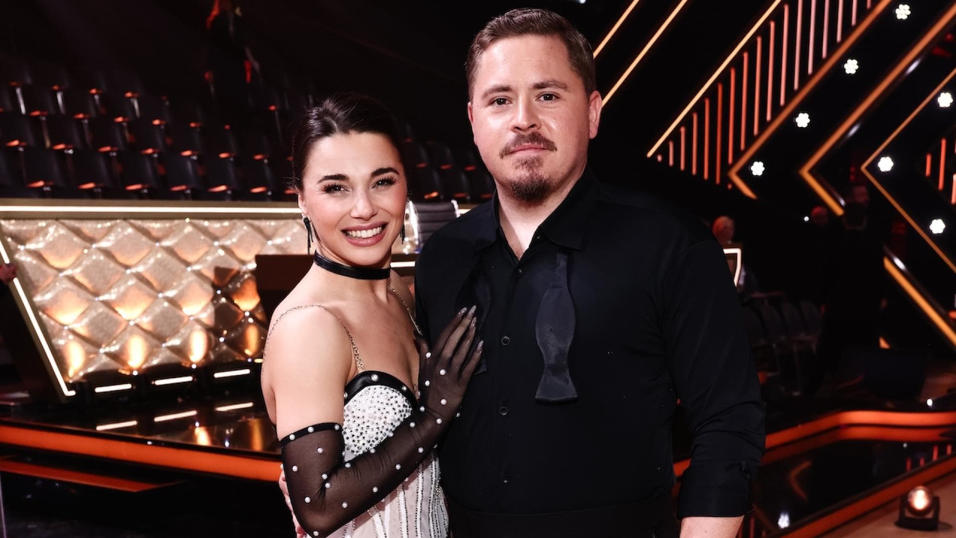 Gustav Schäfer und Anastasia Maruster in Tanzkleidung auf dem Parkett bei „Let's Dance“.