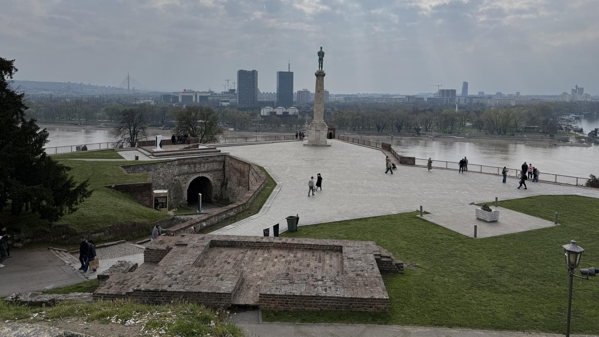 Ein Blick auf den Park bei der Festung in Belgrad mit einem Fluss im Hintergrund.