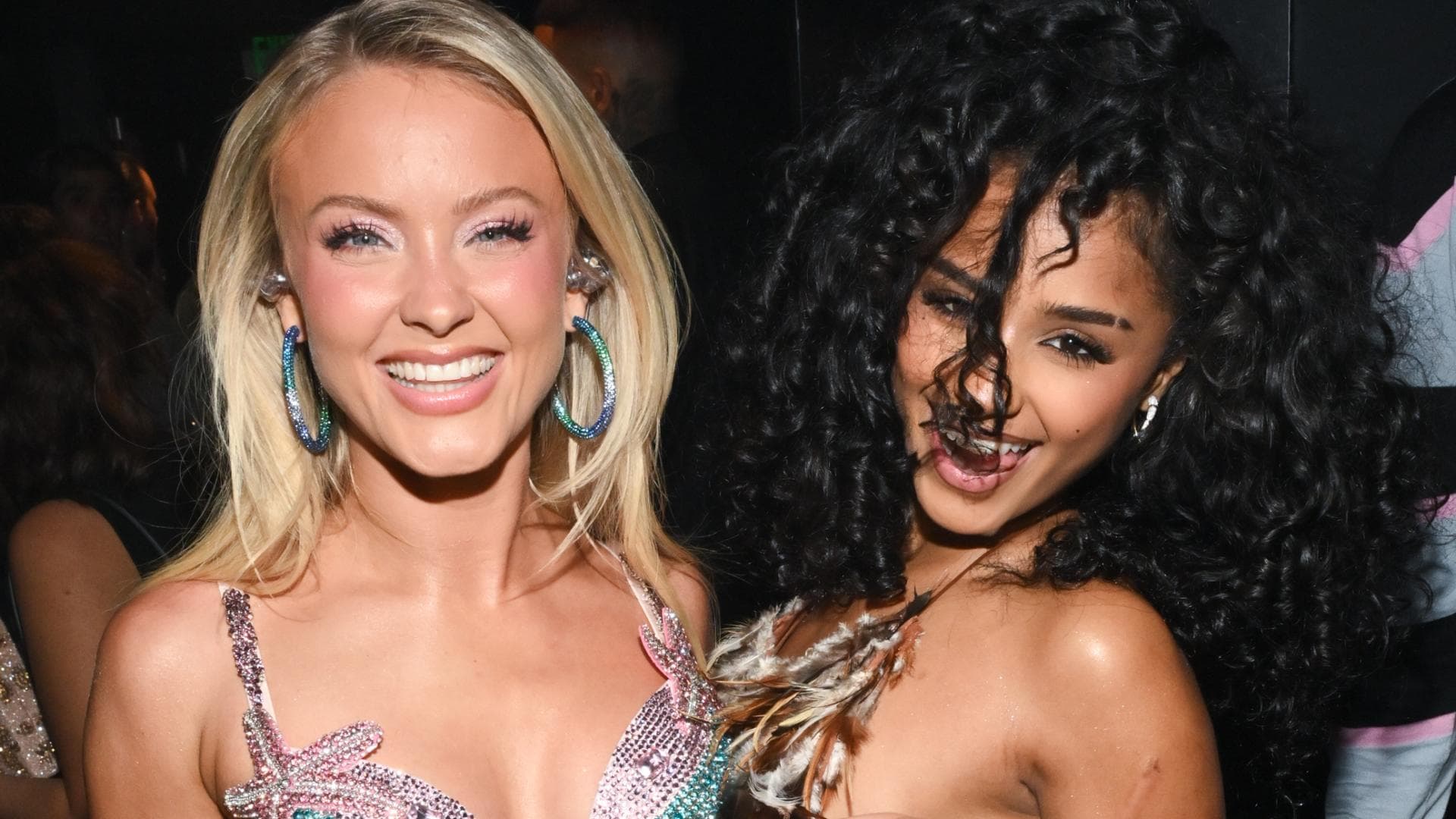 Zara Larsson und Tyla in glitzernden Bikini-Looks strahlen in die Kamera.