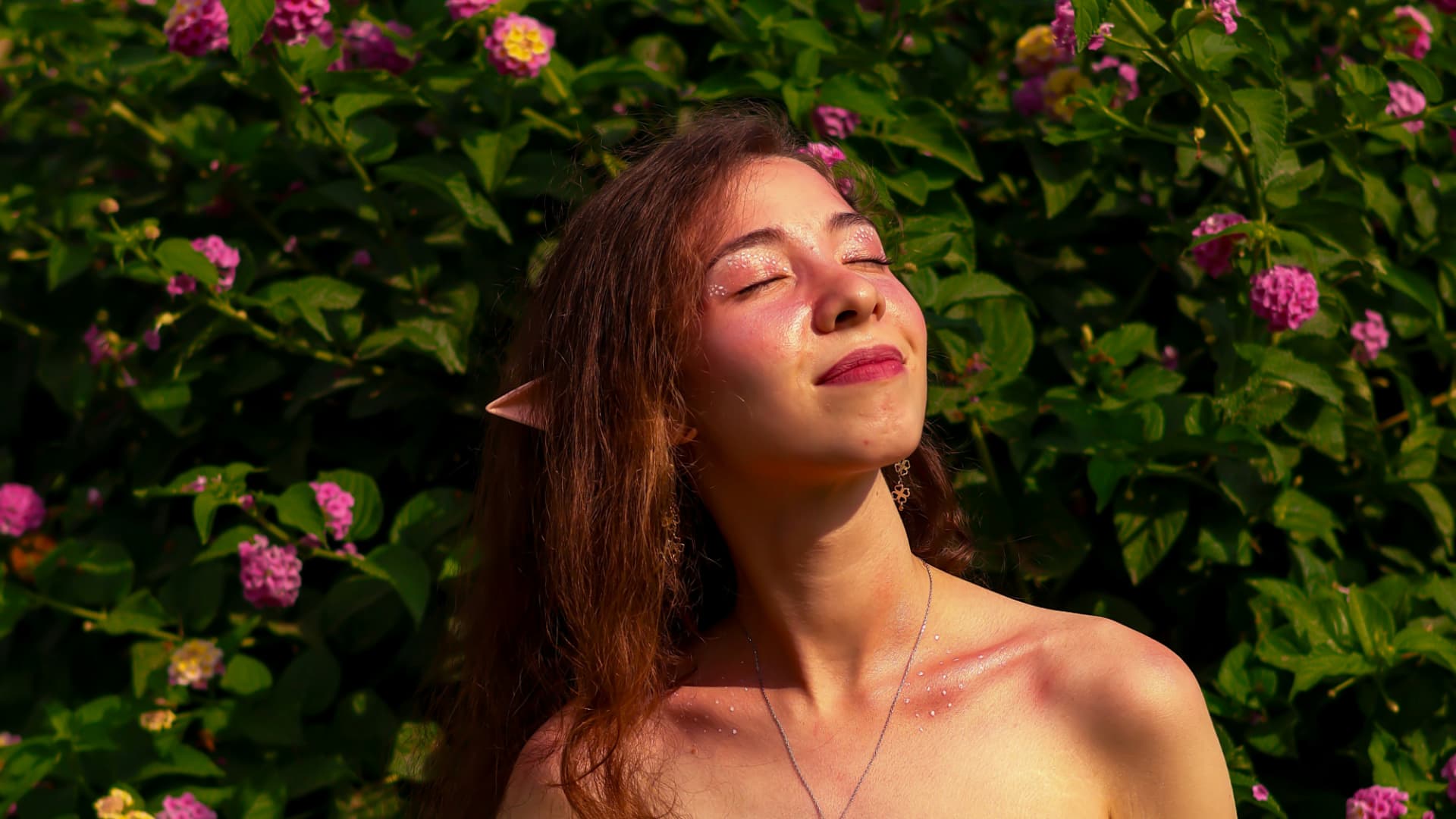 Junge Frau mit Make-up in der Sonne