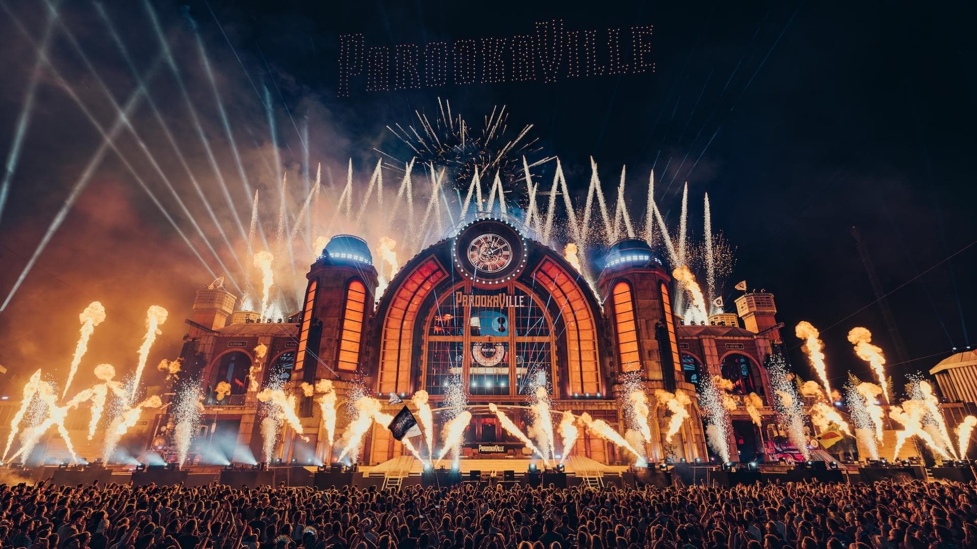 Mainstage vom Parookaville Festival mit Feuerwerk und einer Bühnenshow.