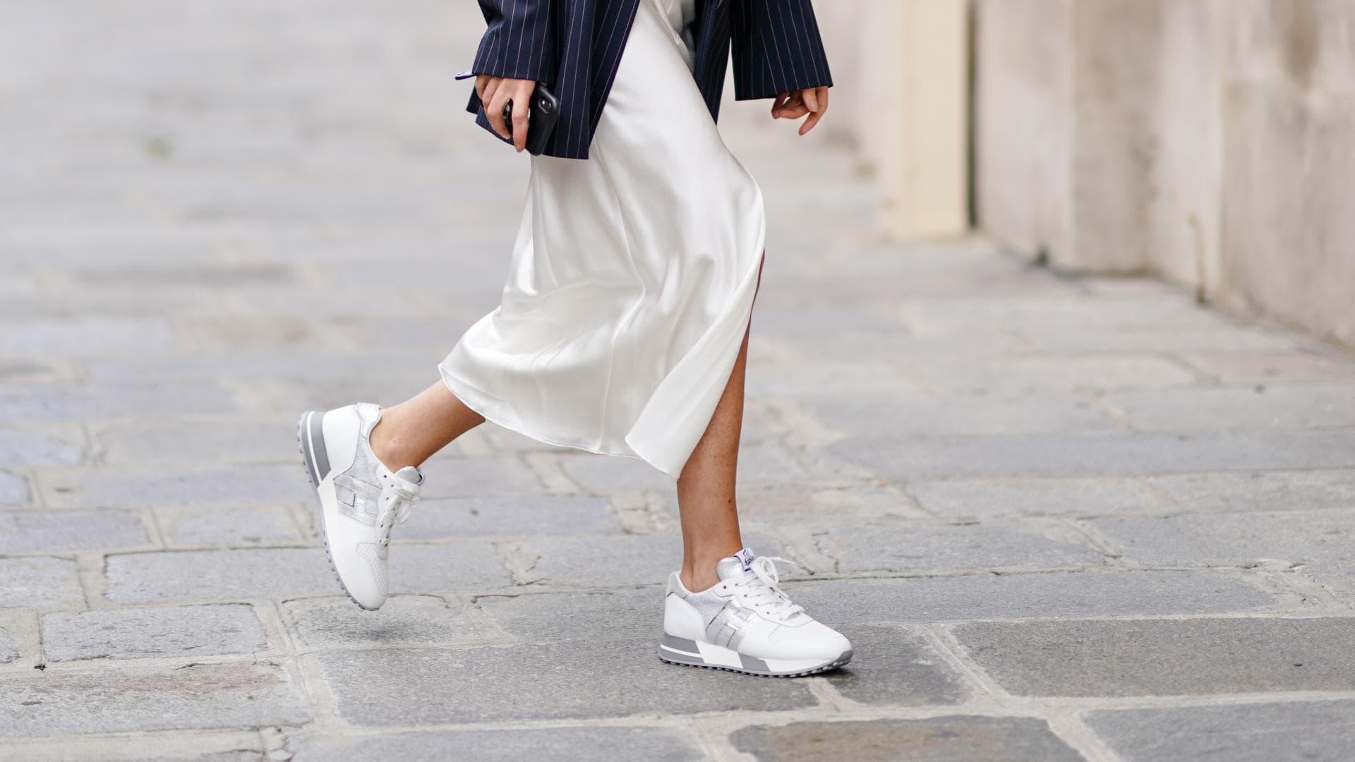 Eine Frau trägt helle Sneaker