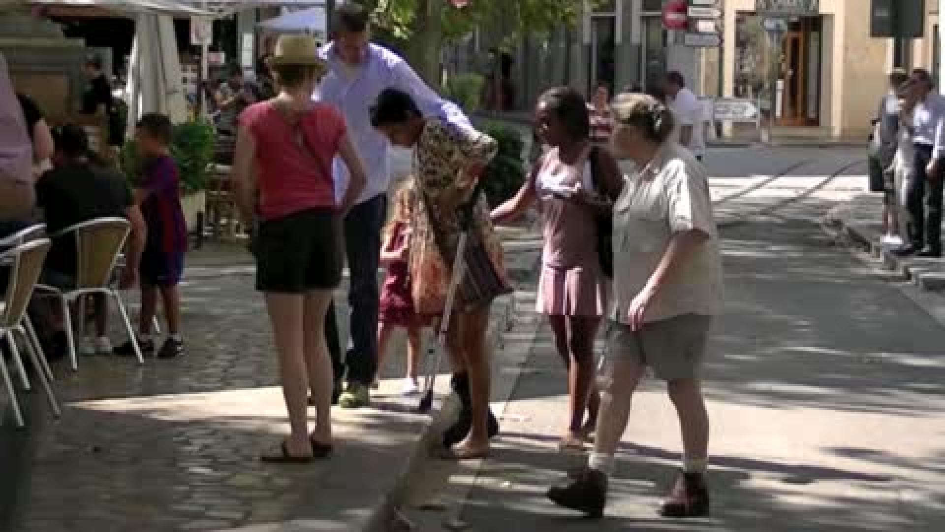 halle-berry-mit-gebrochenem-fuss-480x270-1292063.jpg