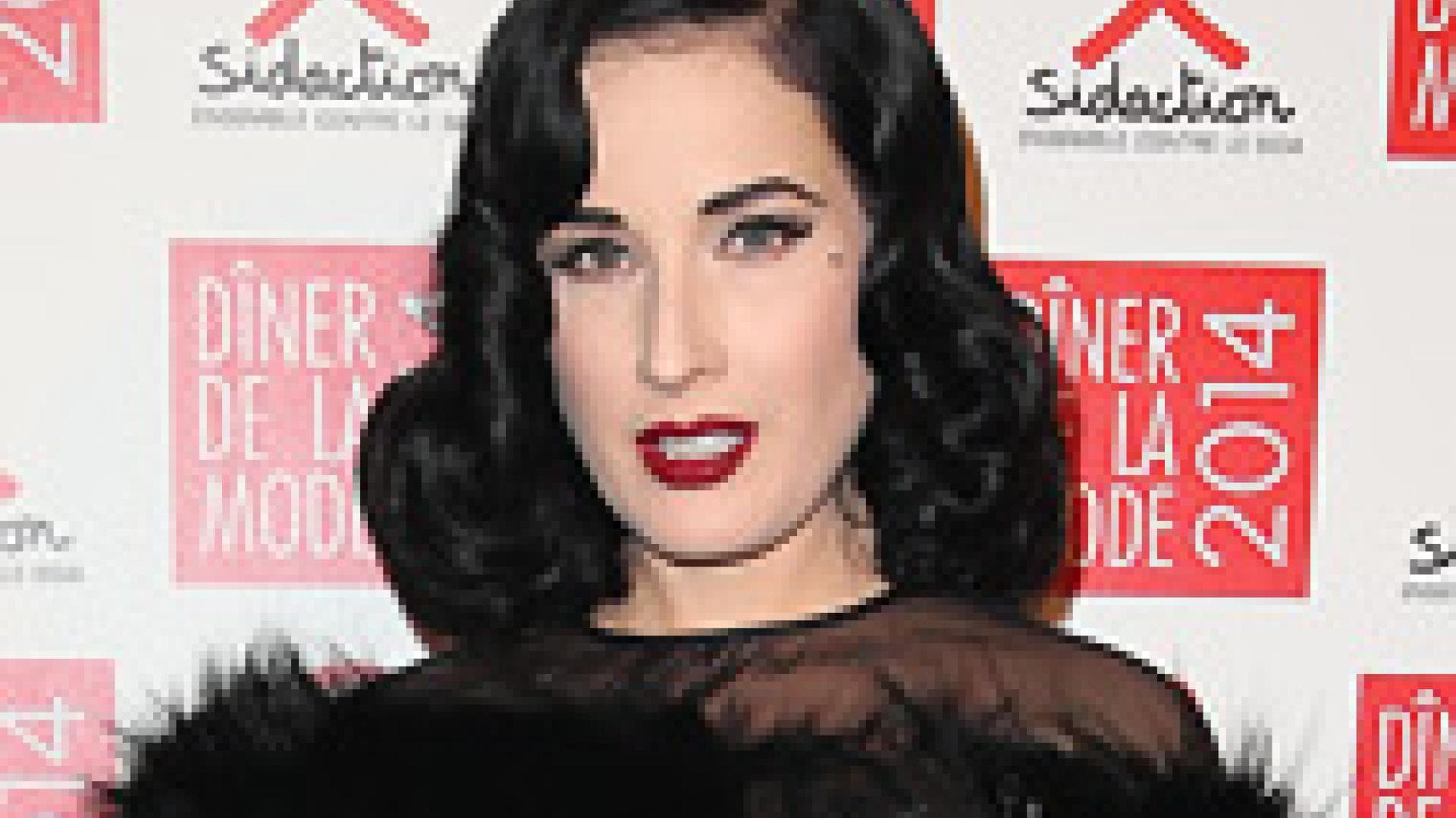 Dita von Teese im Fetisch-Bademantel
