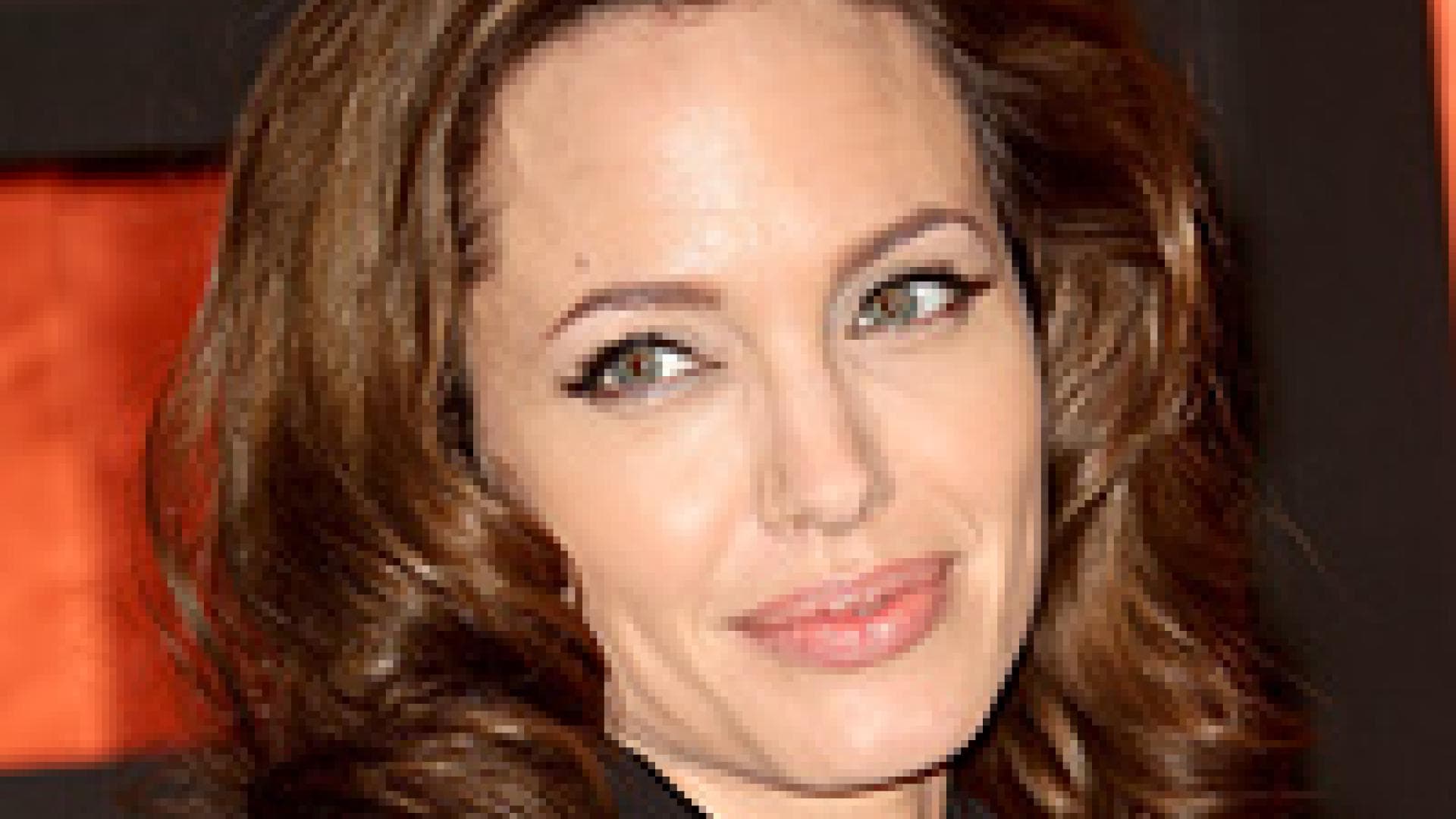 angelina-jolie-schwanger-mit-zwillingen-200x300-22419.jpg