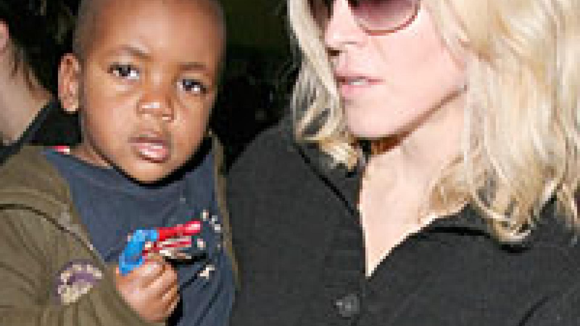 madonna-mit-ihrem-adoptivsohn-david-bil-colourpress-200x300-136134.jpg