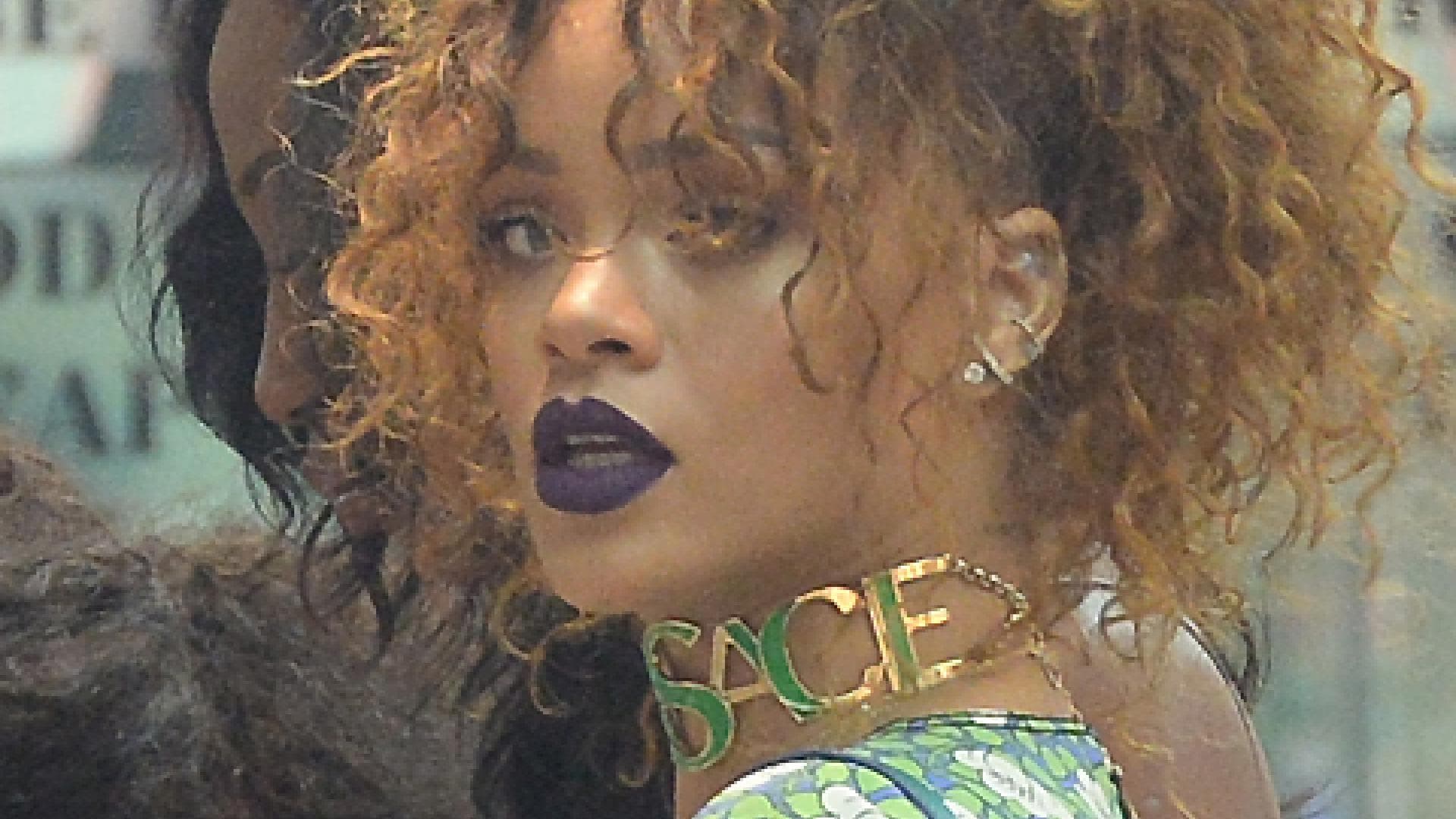 rihanna-auberginefarbene-lippen-2079697.jpg