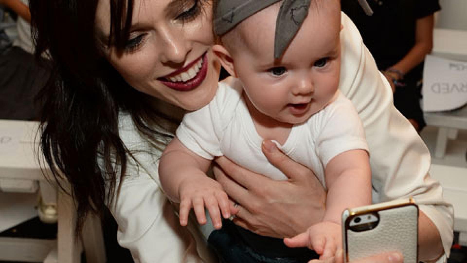 coco-rocha-baby-selfie-480x360-2087001.jpg