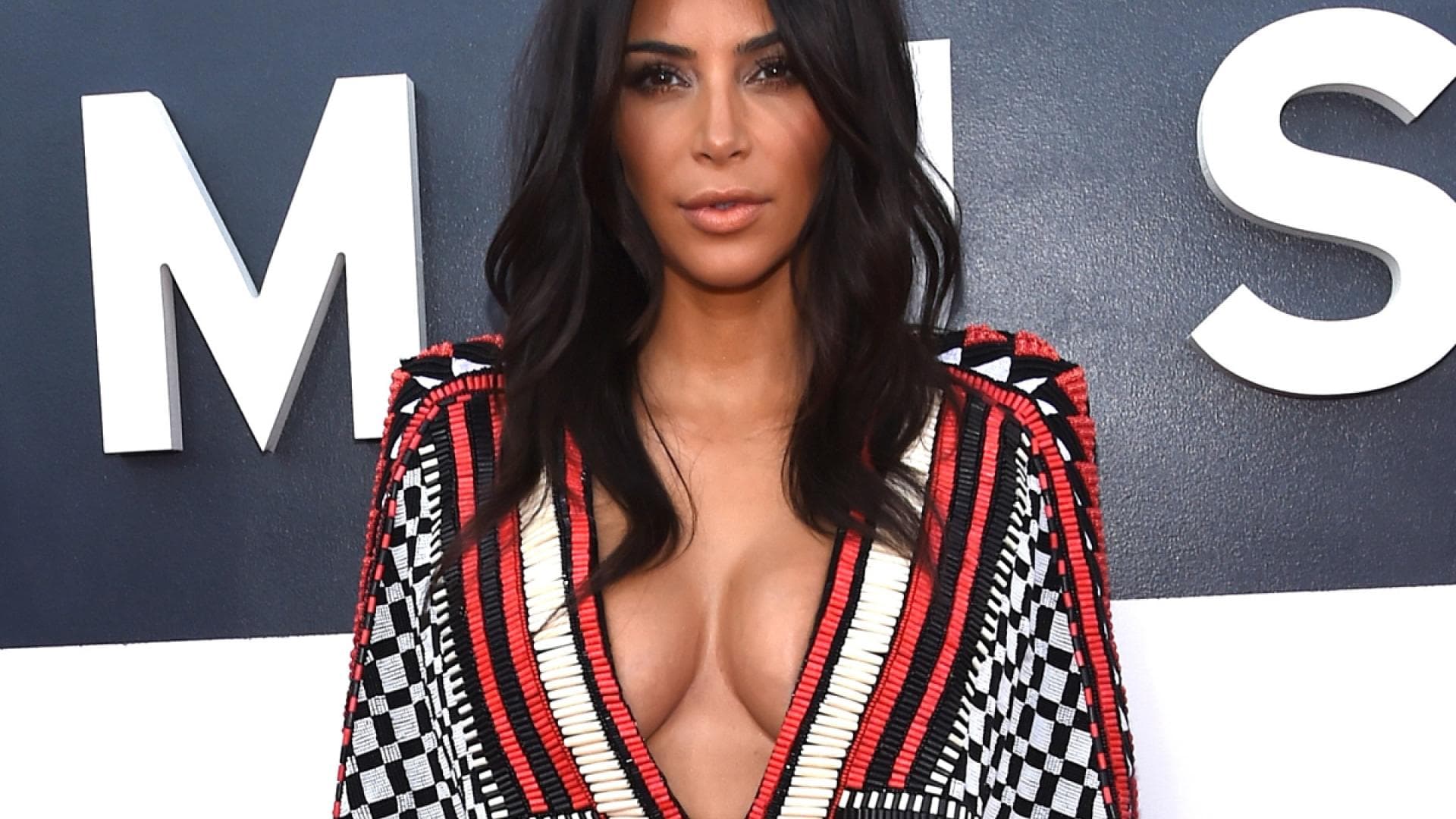 kim-kardashian-dekollete-trick