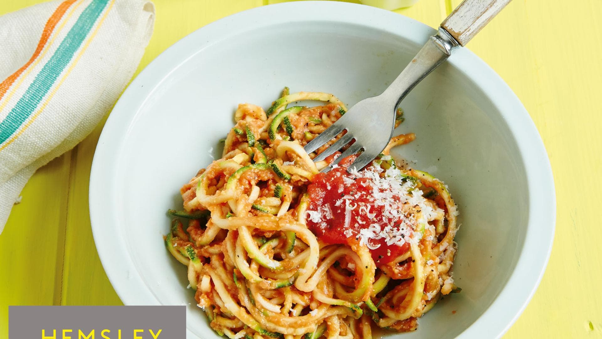 Zucchininudeln mit schneller Kichererbsen-Tomaten-Sauce