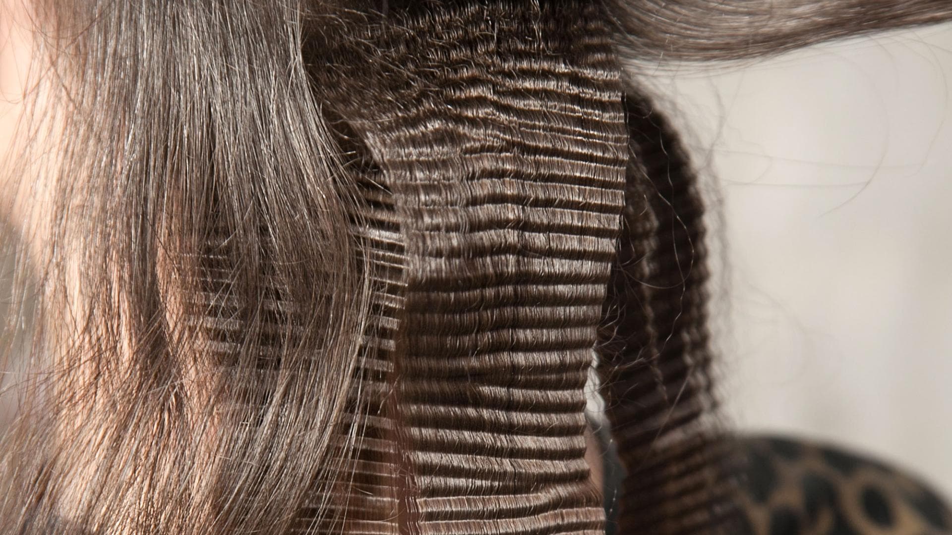 haare-mit-kreppeisen-stylen