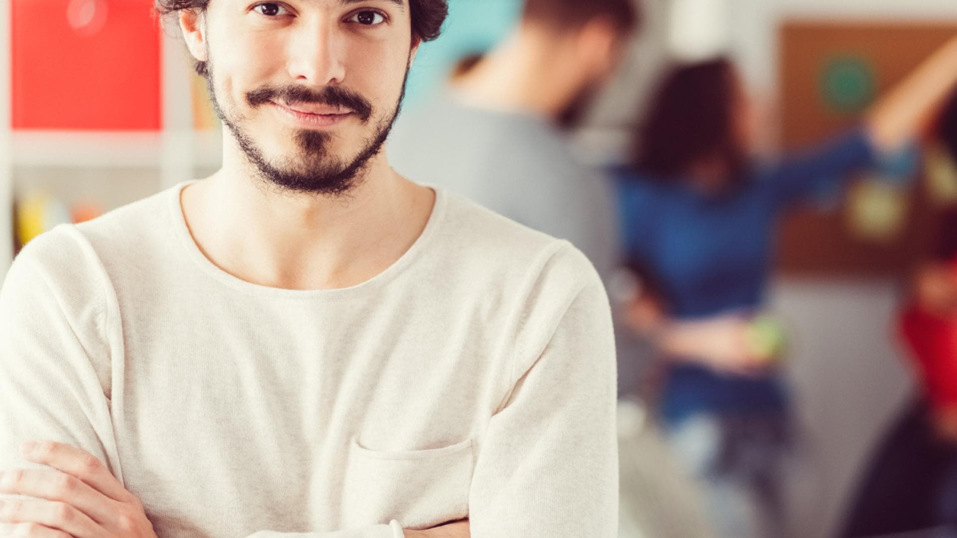 Mann wird in Shorts von der Arbeit heimgeschickt, kommt im Kleid wieder