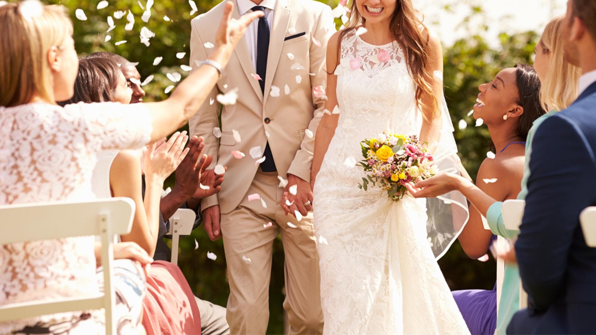 Braut verlangt Brautjungfer ohne Brille auf Hochzeit