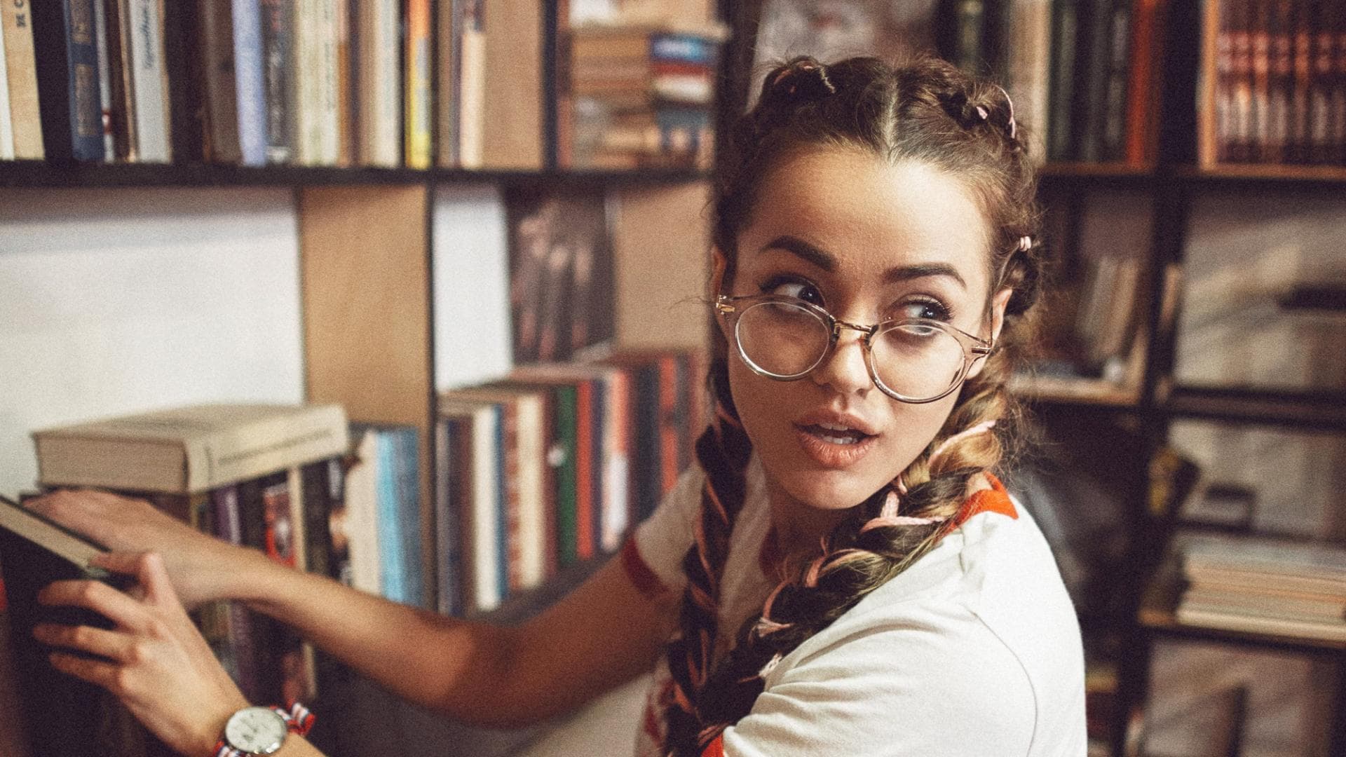 frau-in-bibliothek