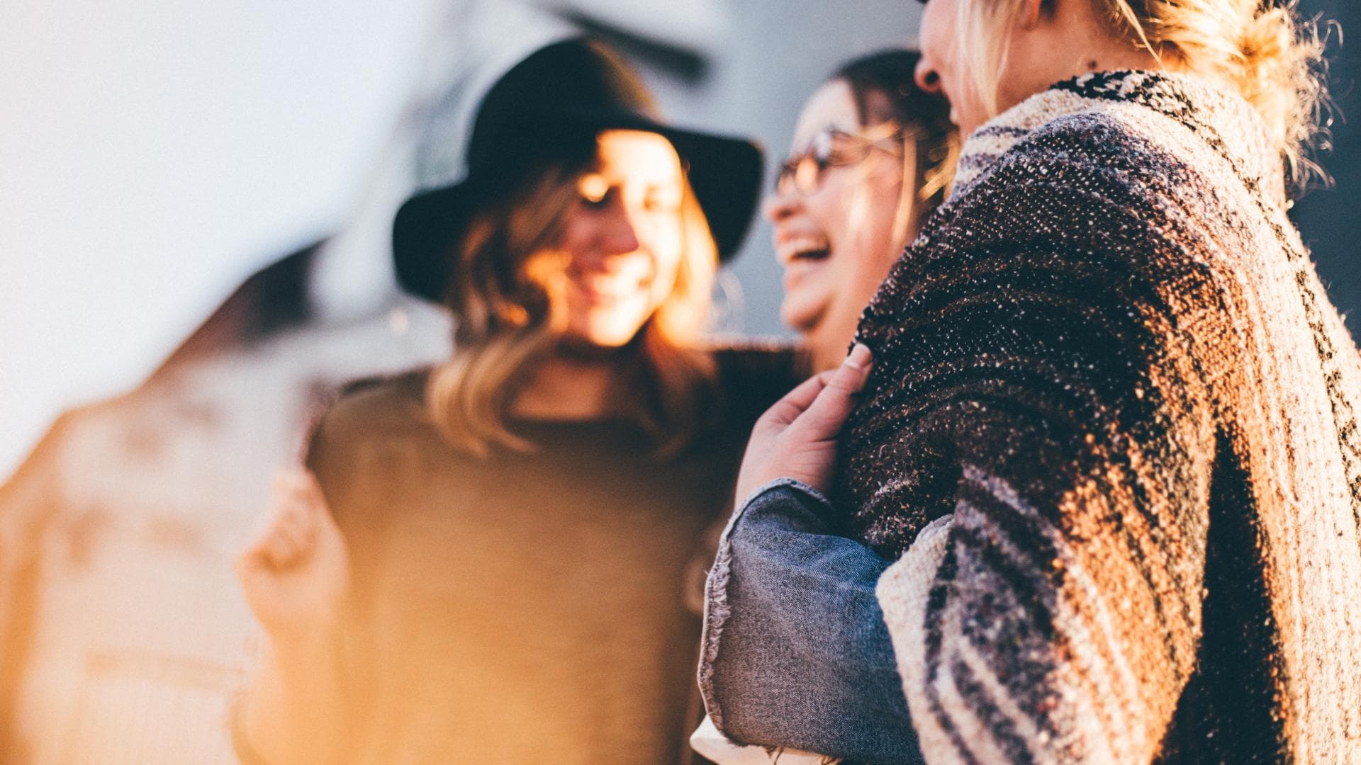 Glückliche Freunde zusammen ASOS Kleidergrößen 