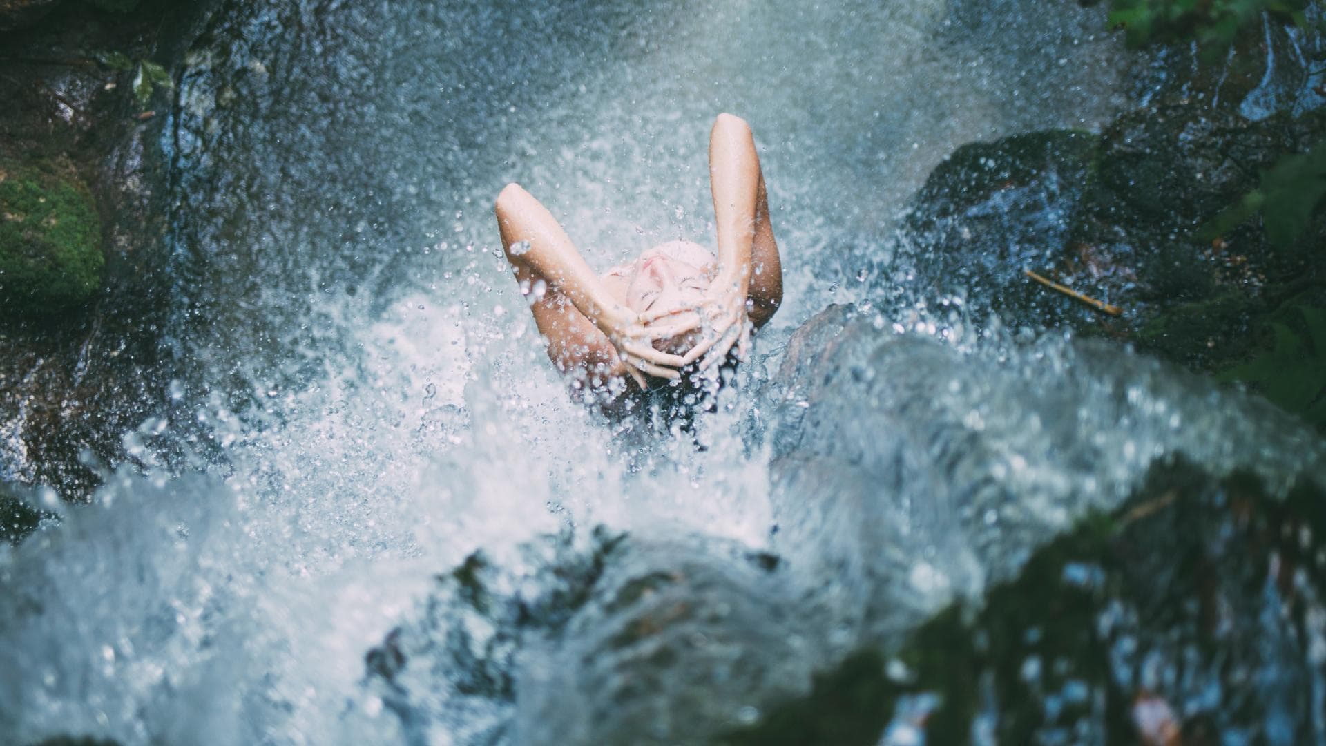 Wasserfall Dusche Frau 