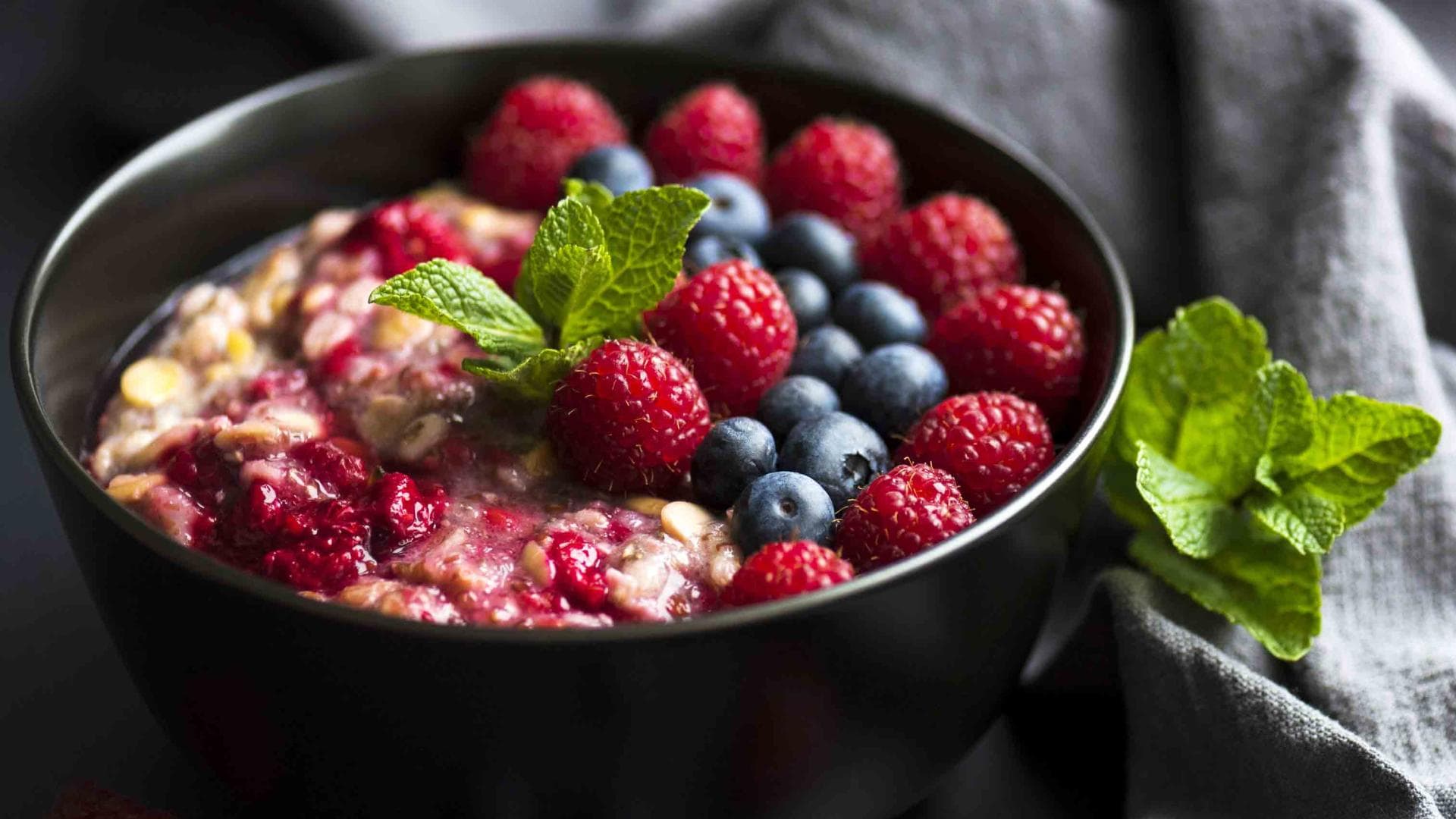 Frühstück-bowl-gesund-früchte-beeren