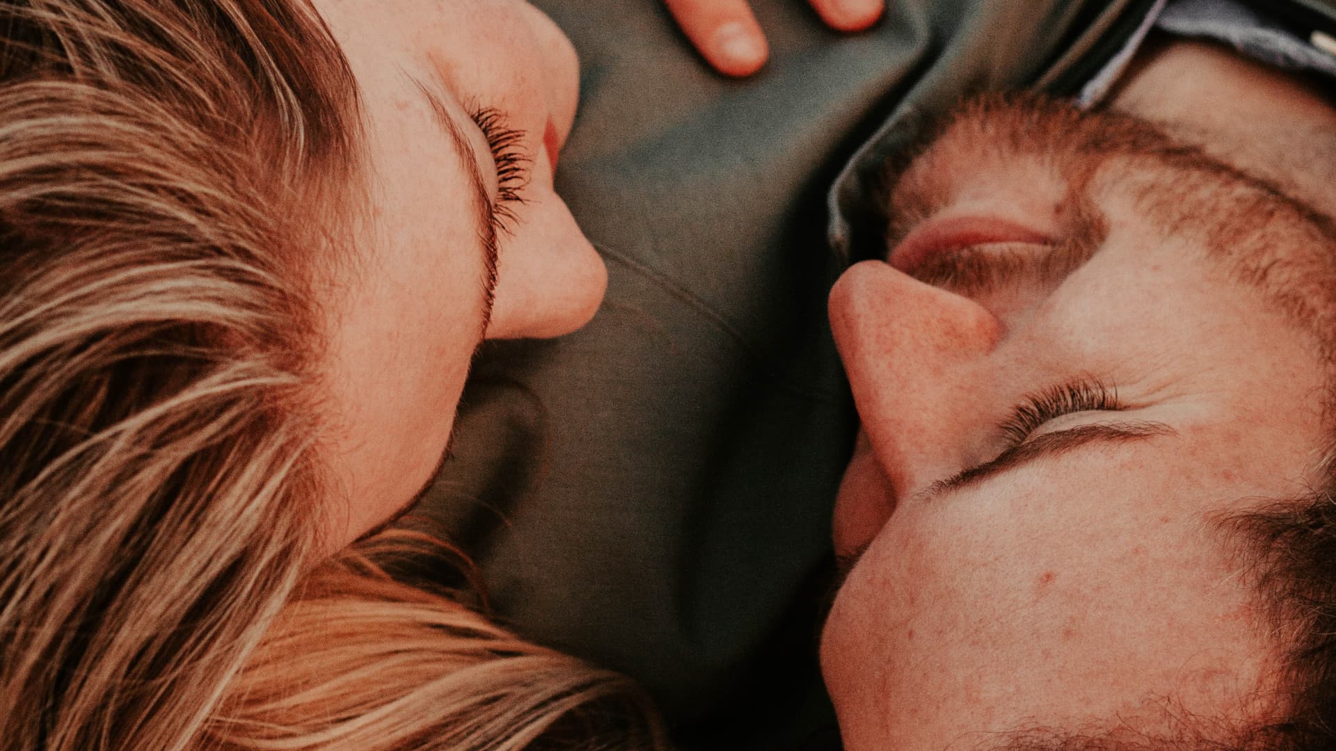 Frau und Mann gucken sich an