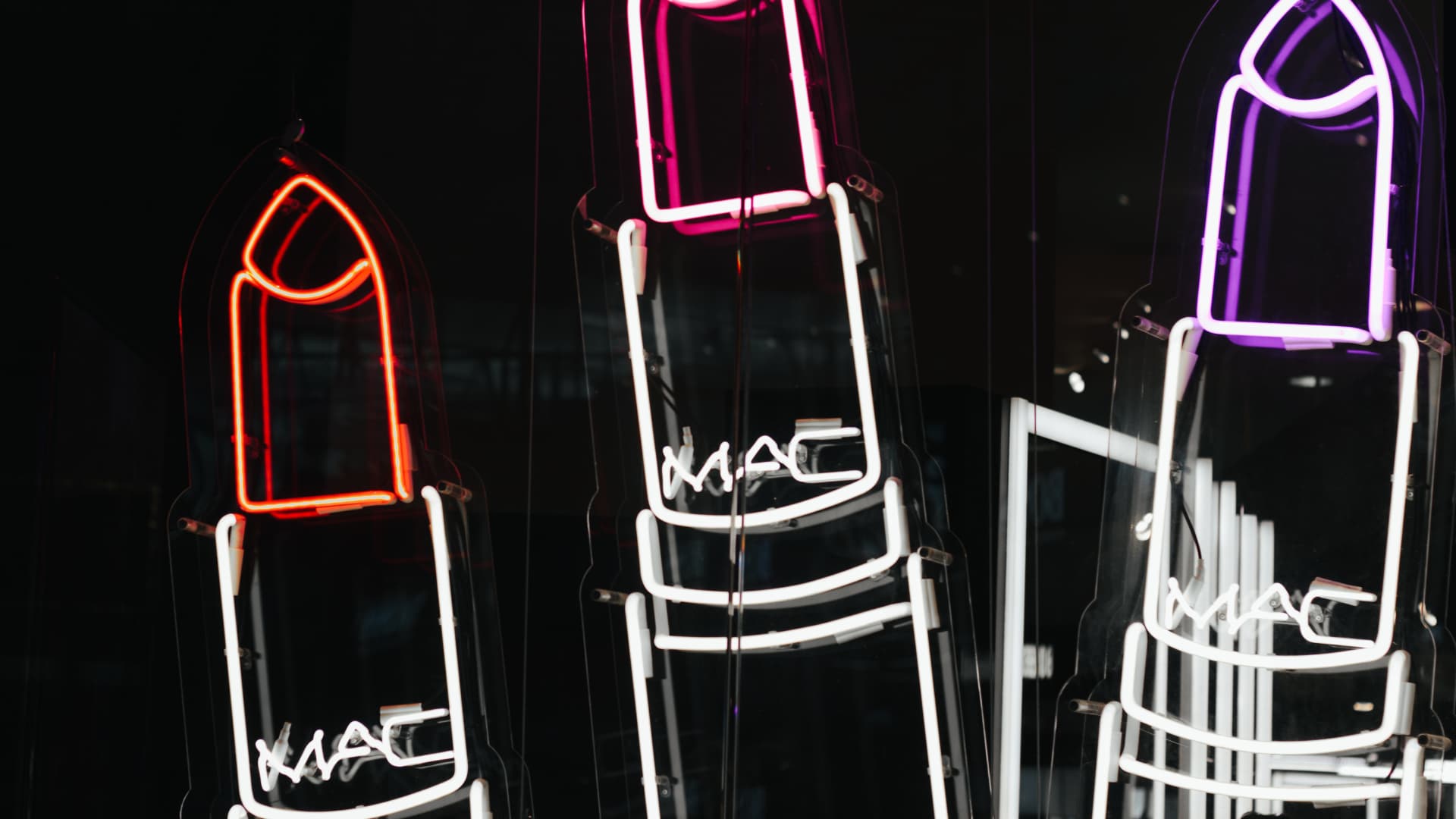 OMG! MAC Cosmetics verschenkt im Juli Lippenstifte – so bekommt ihr einen!