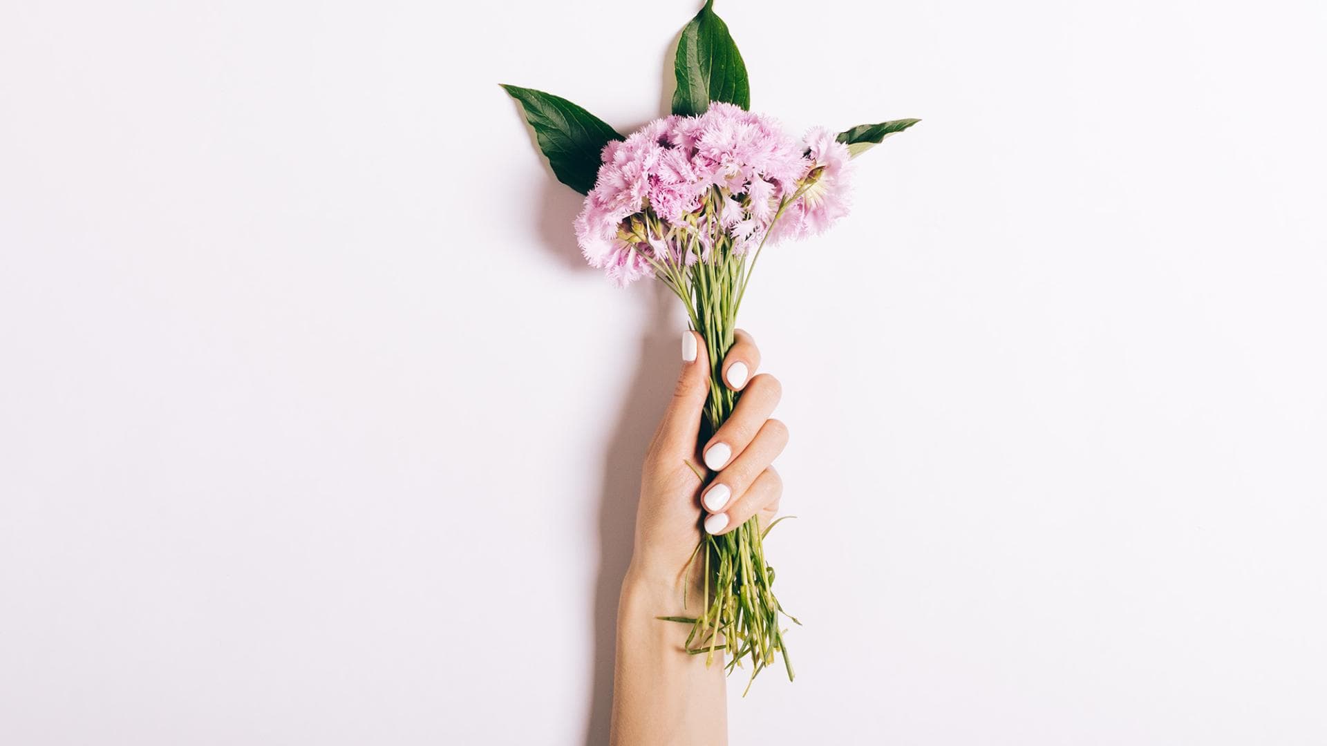 Crazy Nail Art: Jetzt tragen wir auf unseren Nägeln getrocknete Blüten! 