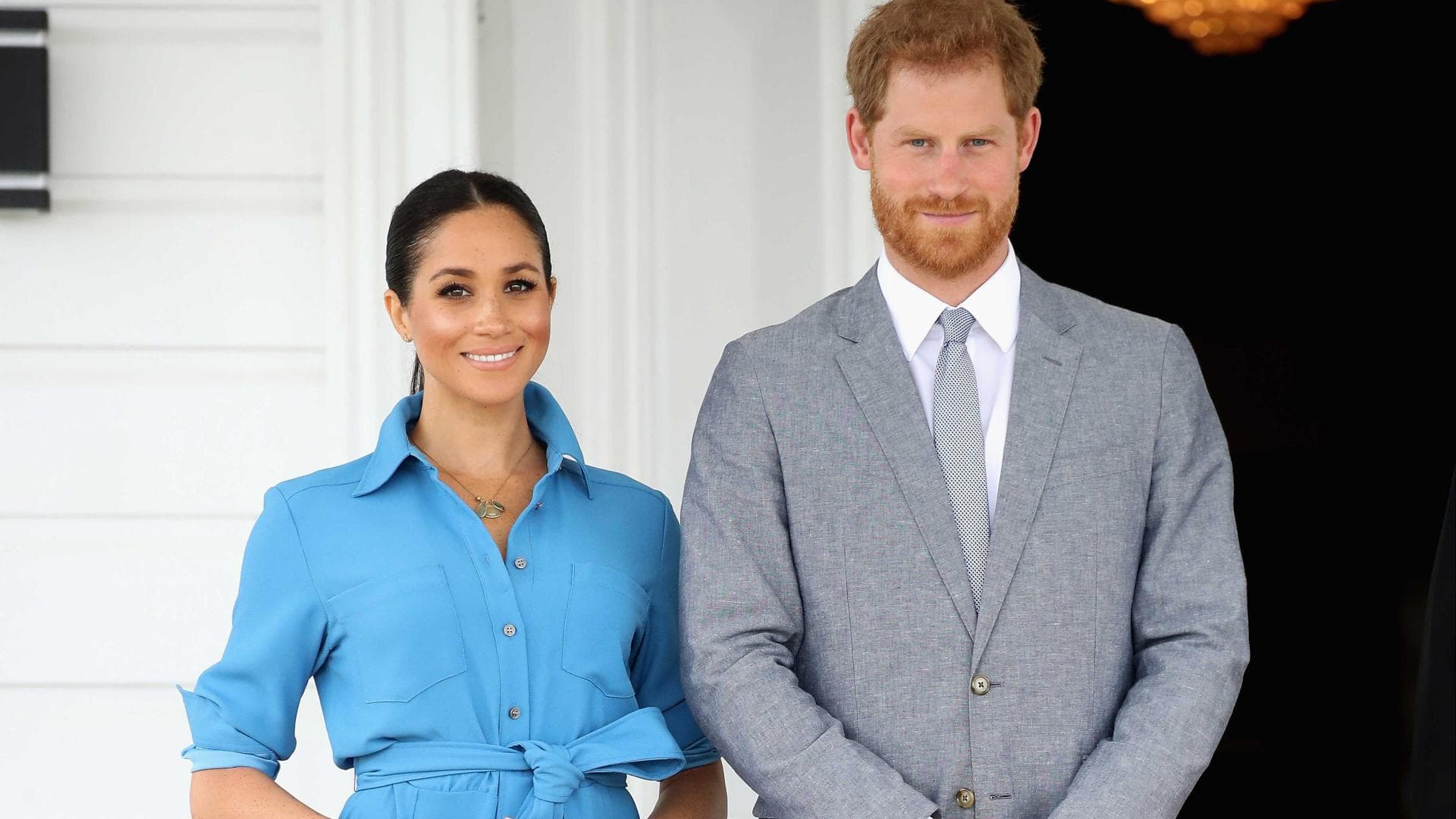 Meghan Markle in einem blauen Hemdkleid