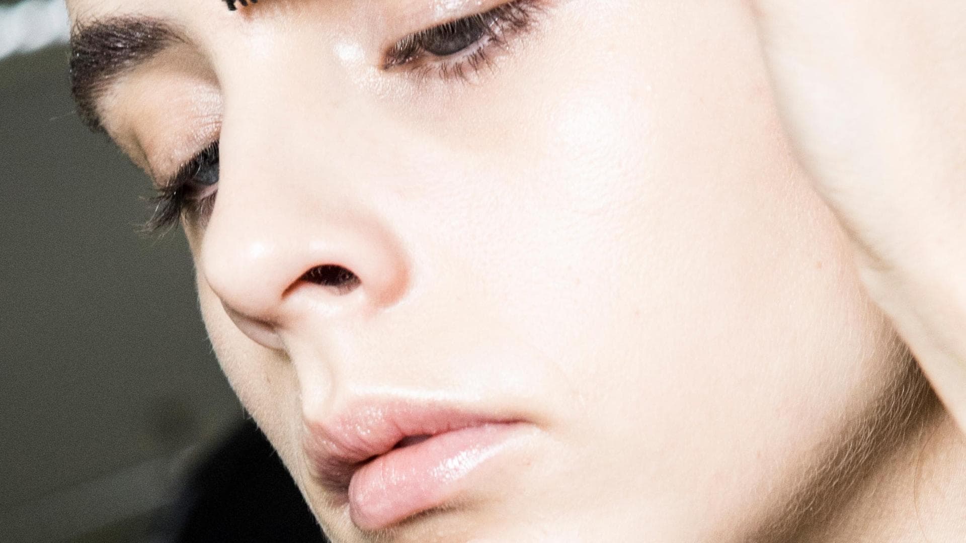 microblading-augenbrauen-zuhause-anwenden