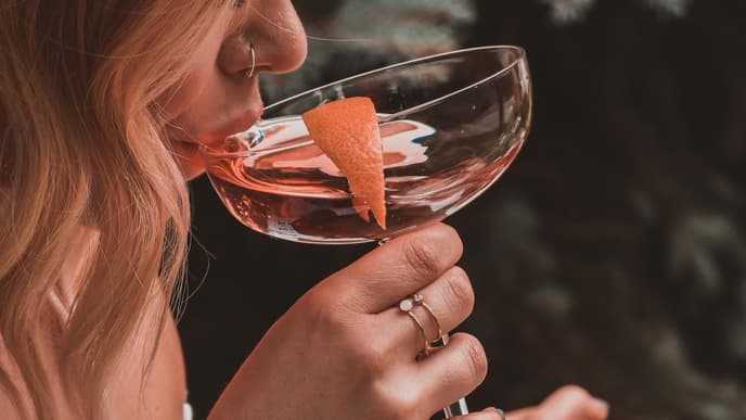 Frau trinkt Cocktail