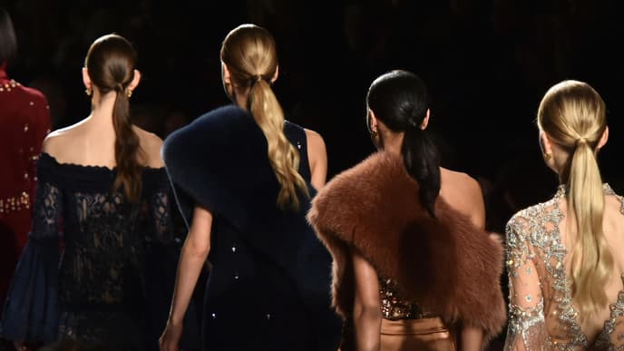Models mit Low Ponytail Frisur