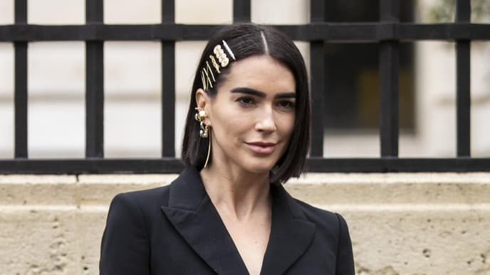Brittany Xavier mit Haarspangen