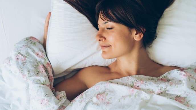 Frau liegt im Bett und schläft