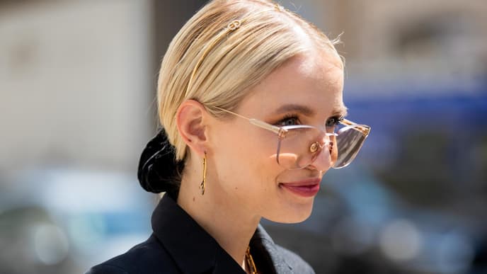 Leonie Hanne mit Scrunchie im Sommer