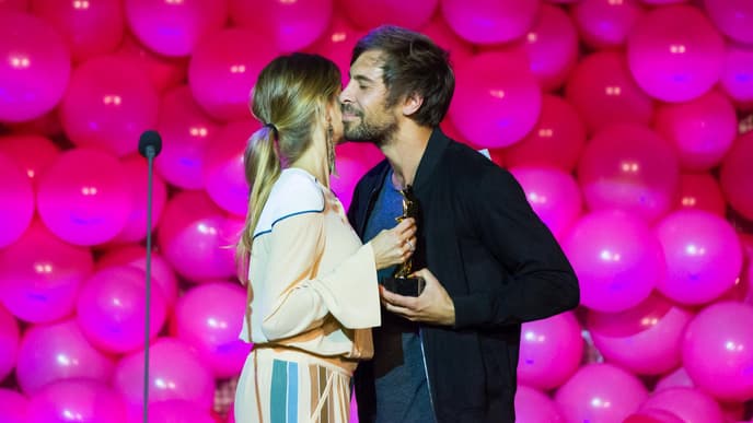 Max Giesinger küsst unbekannte Frau auf Bühne