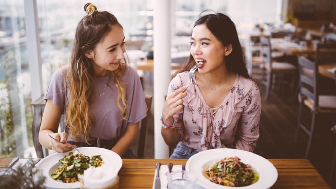 Frauen essen Mittagessen