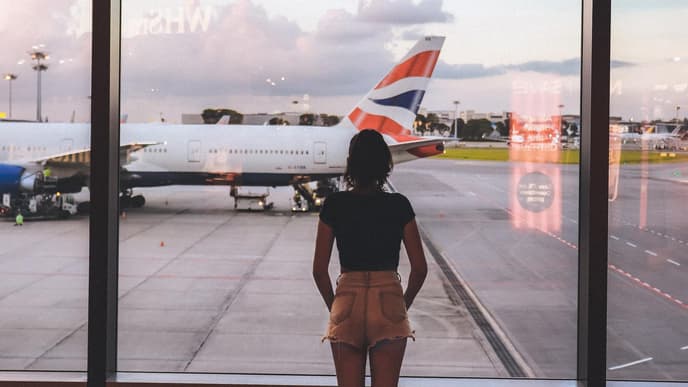Mädchen vor einem Flugzeug