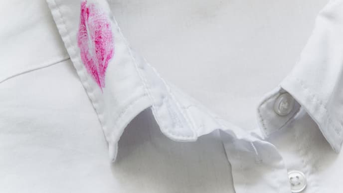 Make-up Flecken aus Kleidung entfernen