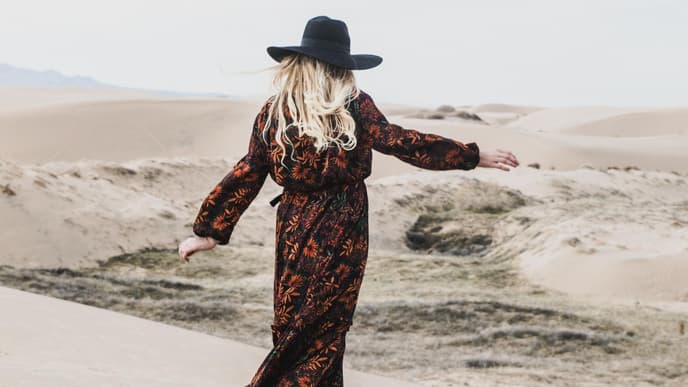 Horoskop: Frau läuft auf Sand