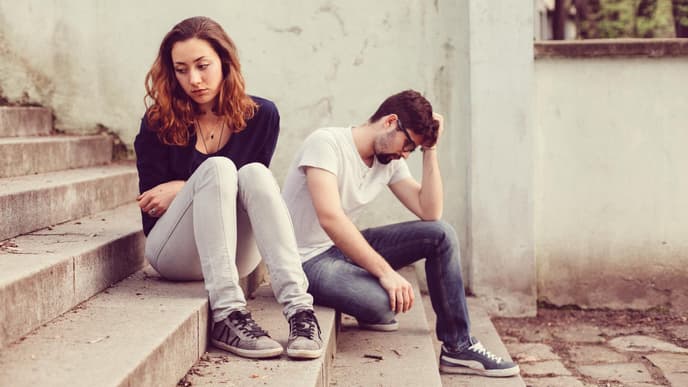 Frau und Mann sitzen auf Treppe