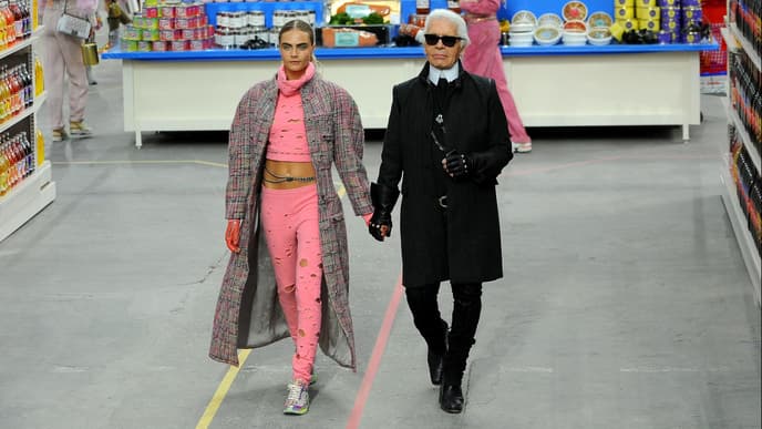 Karl Lagerfeld und Cara Delevigne Hand-in-Hand auf dem Catwalk