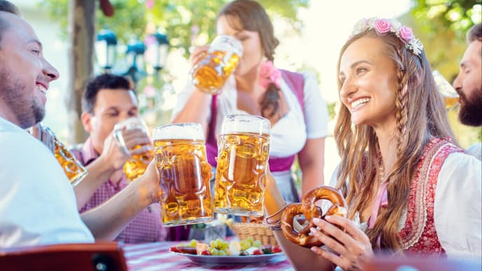 Mann und Frau stoßen mit Bier auf dem Oktoberfest an