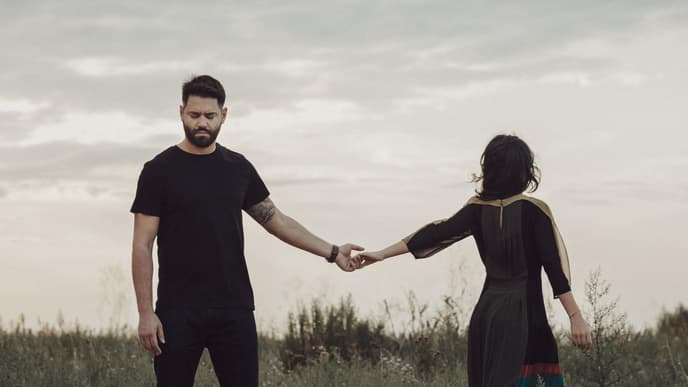 Frau und Mann halten sich an der Hand