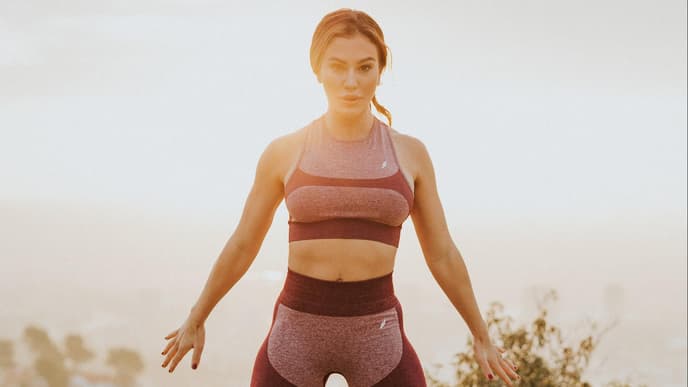 frau springt in fitness kleidung