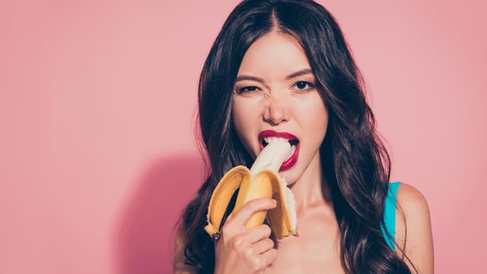 frau mit banane im mund erotisch
