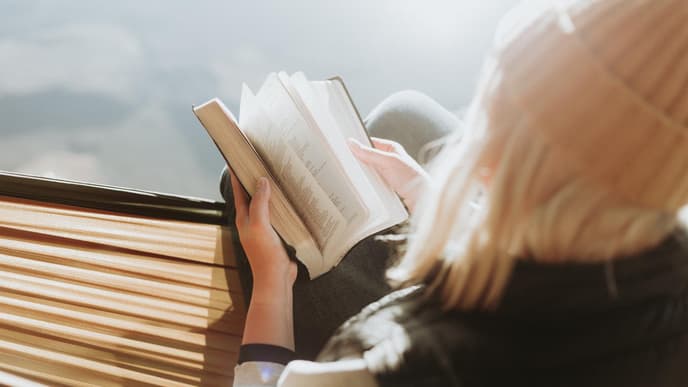 Mädchen mit Mütze und Buch