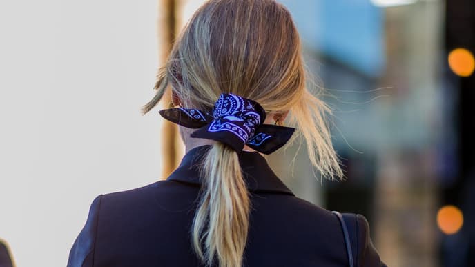 frisur mit bandana haaraccessoire