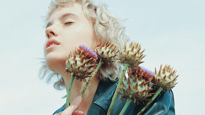 Horoskop Thema: Frau mit Blumen
